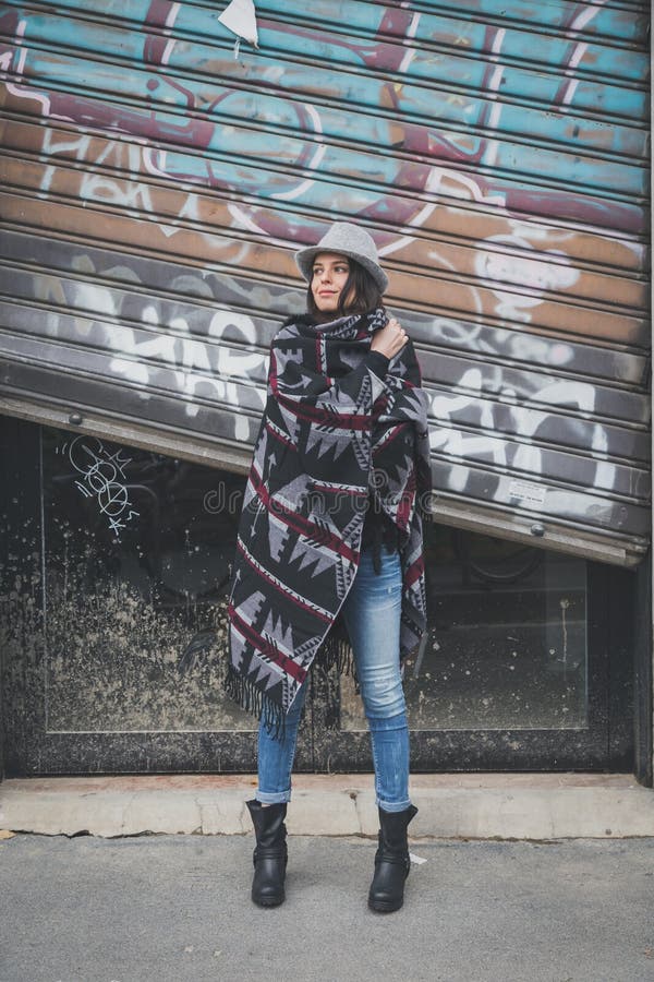 Uma jovem morena deslumbrante a posar nas ruas da cidade foto de stock