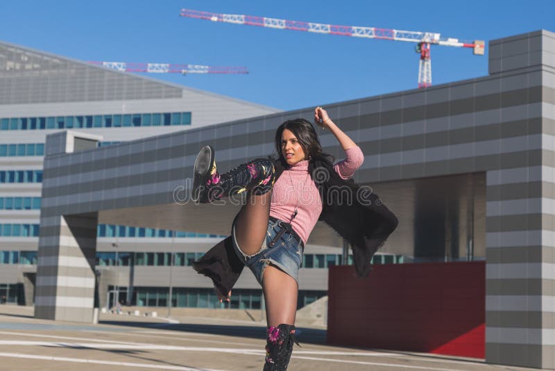 Jovem morena deslumbrante a posar nas ruas da cidade fotos de stock royalty free