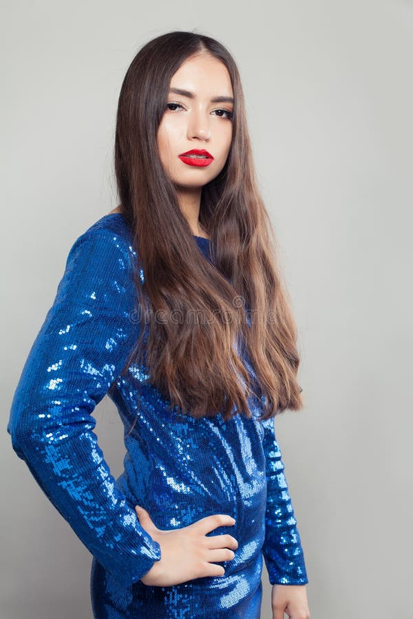 Morena perfeita da mulher com penteado brilhante reto e levantamento na moda da composi??o foto de stock Morena perfeita da mulher com penteado brilhante reto e levantamento na moda da composi??o foto de stock