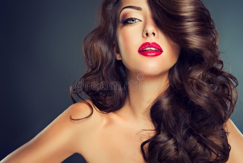 Morenita modelo hermosa con el pelo encrespado largo imagen de archivo libre de regalías Morenita modelo hermosa con el pelo encrespado largo imagen de archivo libre de regalías