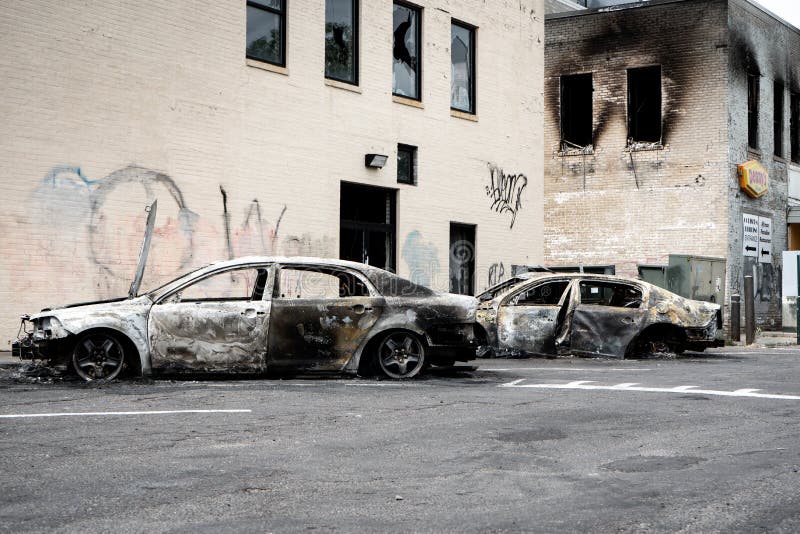Morgen in Flammen beschädigte Fahrzeuge nach Plünderungen und Minneapolis-Aufständen für Proteste Georges Floyd