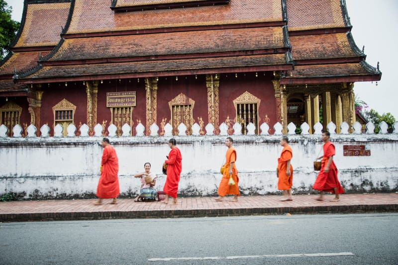 Morgenalmosen, die bei Luang Prabang, Laos anbieten lizenzfreies stockfoto Morgenalmosen, die bei Luang Prabang, Laos anbieten lizenzfreies stockfoto