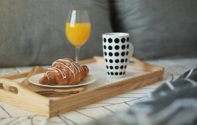 Morgenfrühstück Im Bett Kaffee-und Hörnchen-weißes Schokoladen ...