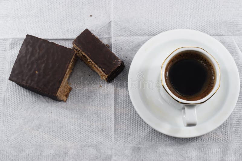 Morgenfrühstück, Kaffee und Schokoladensplitterplätzchen lizenzfreie stockfotos Morgenfrühstück, Kaffee und Schokoladensplitterplätzchen lizenzfreie stockfotos