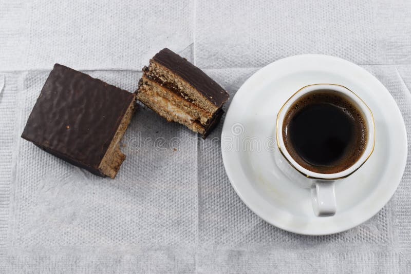Morgenfrühstück, Kaffee und Schokoladensplitterplätzchen lizenzfreies stockbild Morgenfrühstück, Kaffee und Schokoladensplitterplätzchen lizenzfreies stockbild