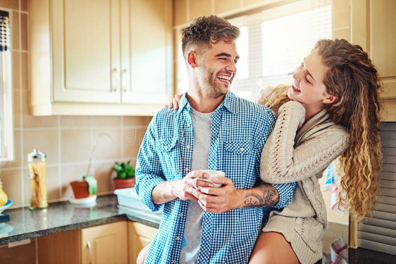 Morgenkaffee oder glückliches Paar lachen in der Küche für die Liebe mit Unterstützung Lächeln oder Seelenpartner. Teehaus lizenzfreies stockbild
