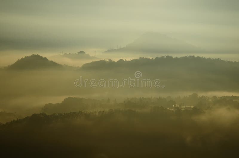 Morgennebellandschaft stockbild Morgennebellandschaft stockbild