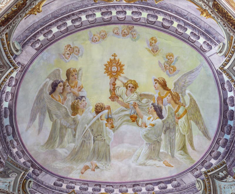 Morgex italy july 14 2018 : fresco en el techo de adoración eucarística de ángeles en la iglesia chiesa di santa maria assunta fotografía de archivo libre de regalías