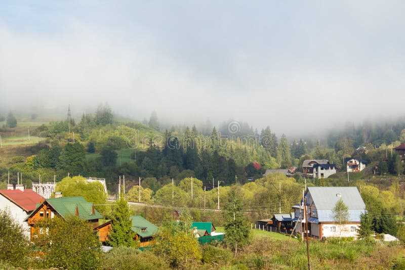 Morgon i bergbyn carpathians fotografering för bildbyråer Morgon i bergbyn carpathians fotografering för bildbyråer