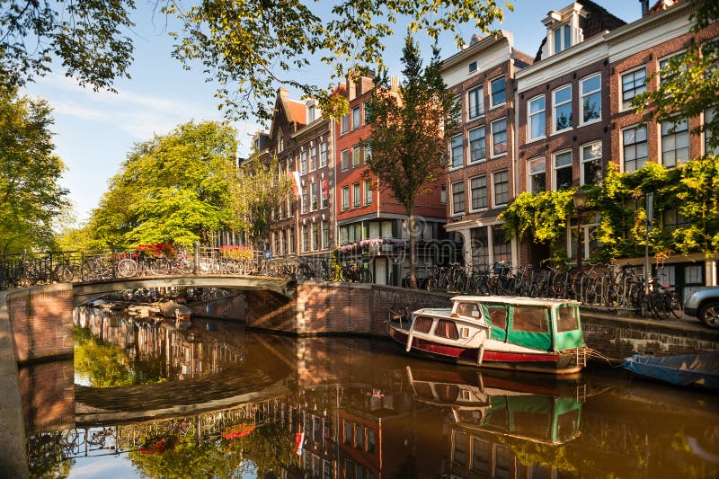 Morgon på den Amsterdam kanalen Morgon på den Amsterdam kanalen