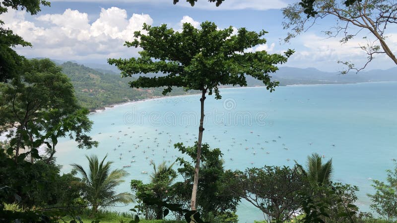 Morgon på stranden i Pangandaran West java indonesia. Fiskarbåtens syn på pangandaranstranden västerut java indonesia på solnymorgonen