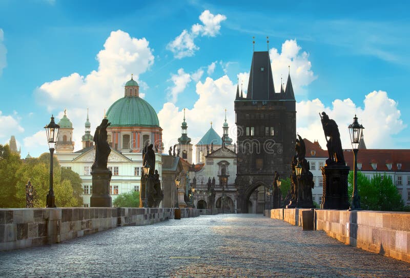 Morgon över Charles Bridge royaltyfri bild Morgon över Charles Bridge royaltyfri bild