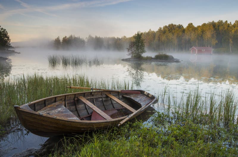 Morgondimma över sjön royaltyfria foton