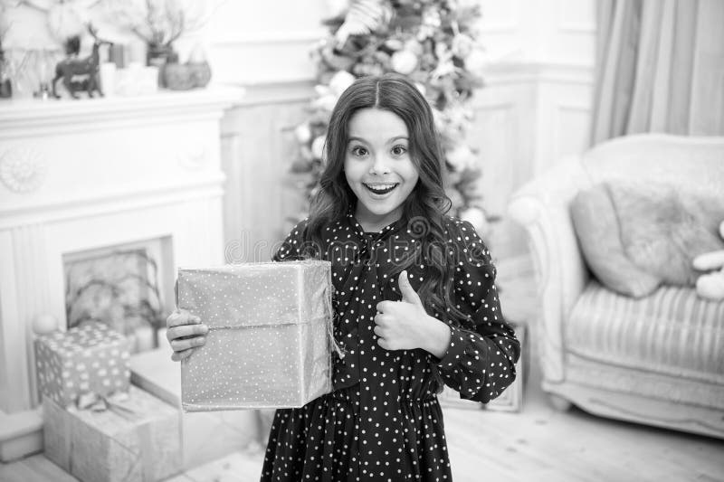 Morgonen före Xmas Ny semester Gott nytt år liten lycklig flicka i julklapp jul Kid njuta av semestern liten flicka gillar xmas Titta på det