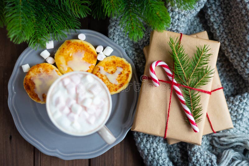 Morgonfrukosten för jul eller för det nya året med rånar varm choklad för kopp kaffekakao med marshmallow- och ostpannkakor royaltyfri fotografi Morgonfrukosten för jul eller för det nya året med rånar varm choklad för kopp kaffekakao med marshmallow- och ostpannkakor royaltyfri fotografi
