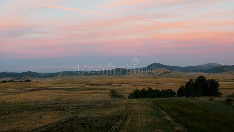 Morgonfältet med berg i Durmitor Park lokaliseras