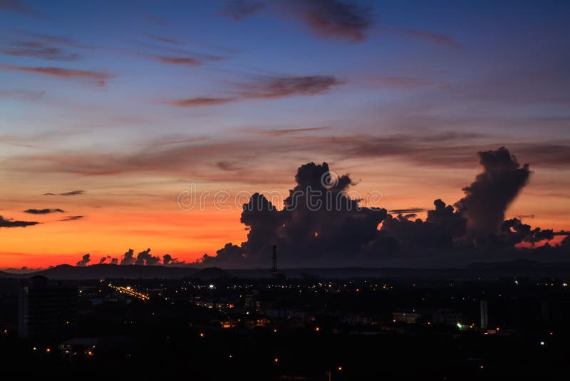 Morgonhimmel över staden royaltyfri fotografi Morgonhimmel över staden royaltyfri fotografi