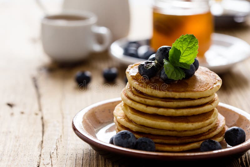 Morgonmål, hemlagade pannkakor, nya sommarbär arkivbilder Morgonmål, hemlagade pannkakor, nya sommarbär arkivbilder