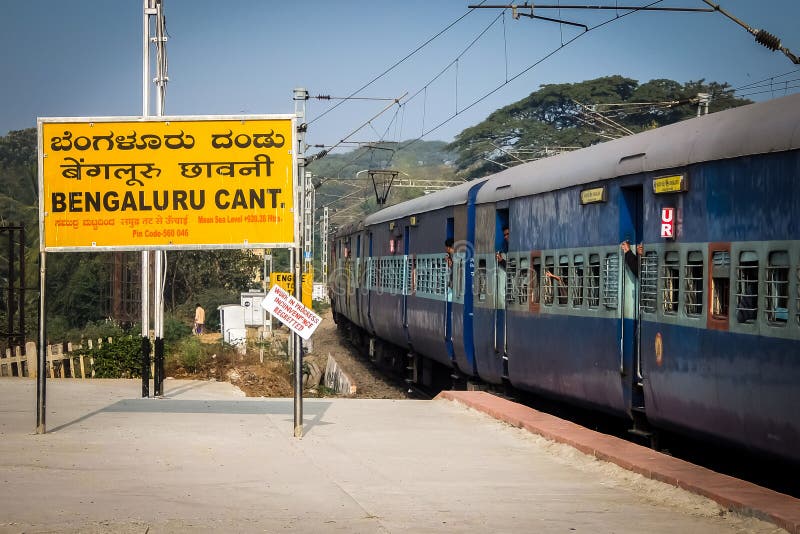 Morgonsikten av Bangalore välter järnvägsstation Bangalore, Karnataka, Indien royaltyfria foton Morgonsikten av Bangalore välter järnvägsstation Bangalore, Karnataka, Indien royaltyfria foton