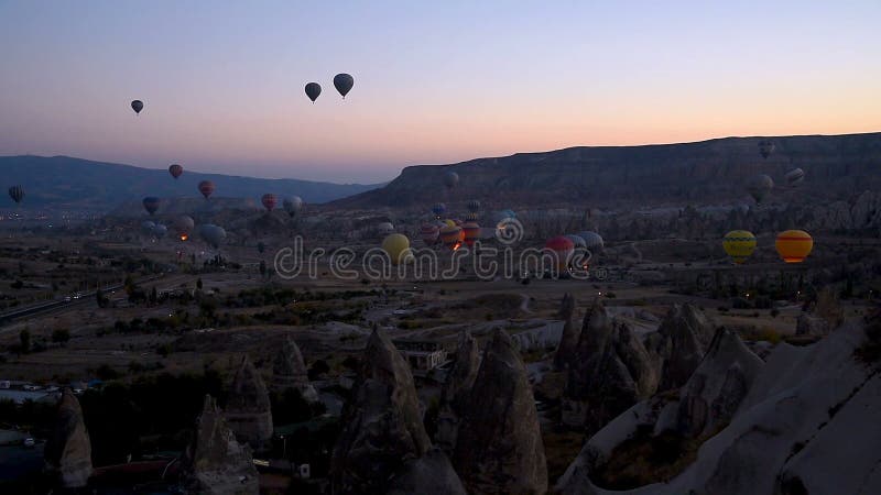 Morgonstart av ballonger för varm luft i Cappadocia kalkon