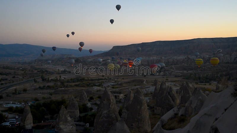 Morgonstart av ballonger för varm luft i Cappadocia kalkon