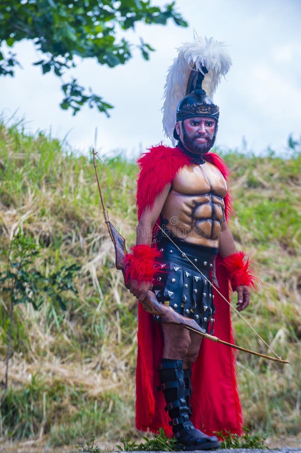 2018-moriones-festival-redactionele-foto-image-of-bijbel-115080826