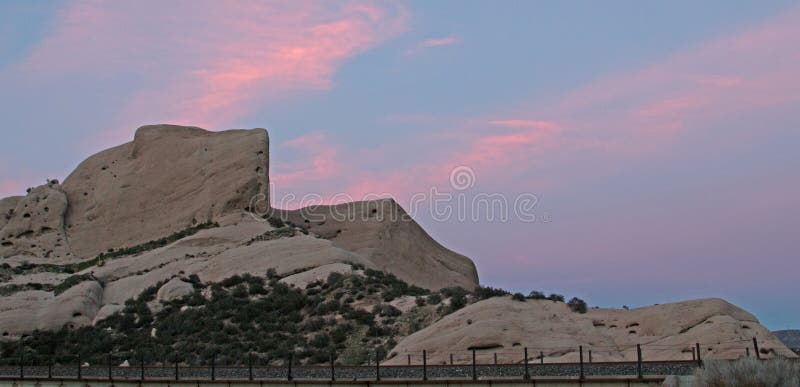 Mormon skały przed torami szynowymi pod różowymi zmierzch chmurami w Kalifornia wysokości pustyni właśnie na zewnątrz San Bernard fotografia royalty free Mormon skały przed torami szynowymi pod różowymi zmierzch chmurami w Kalifornia wysokości pustyni właśnie na zewnątrz San Bernard fotografia royalty free