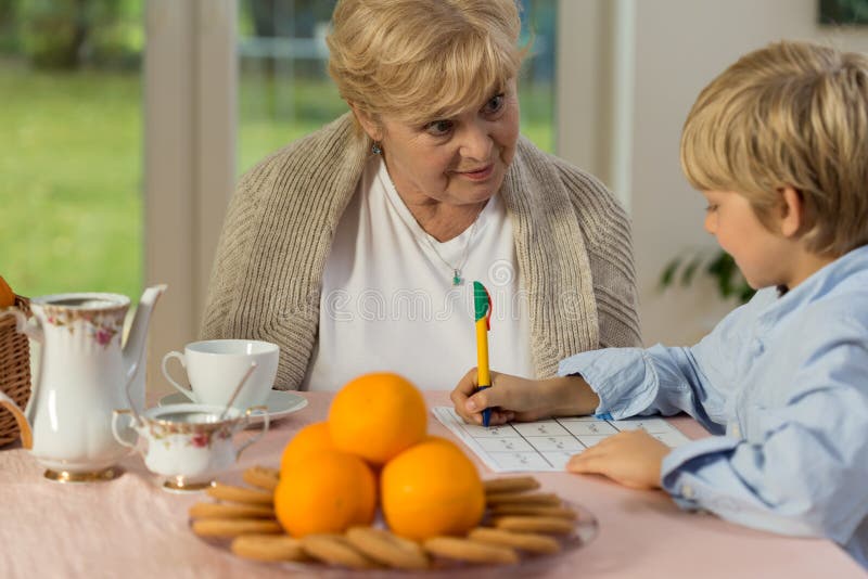 Mormor och barnbarn arkivbilder Mormor och barnbarn arkivbilder