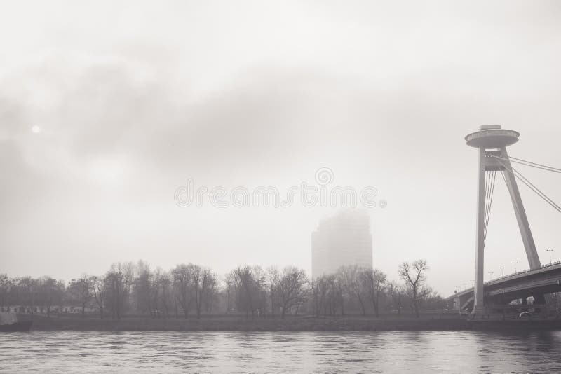 Ranná hmla nad Dunajom v Bratislave