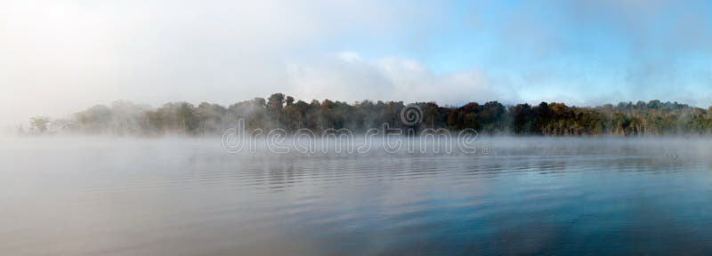 Nebbia di mattina, distesi su un lago.