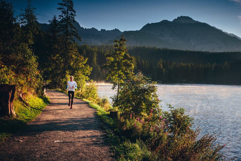 Ranní volný běh ve stezce u hor a jezera, Štrbské pleso, Slovensko