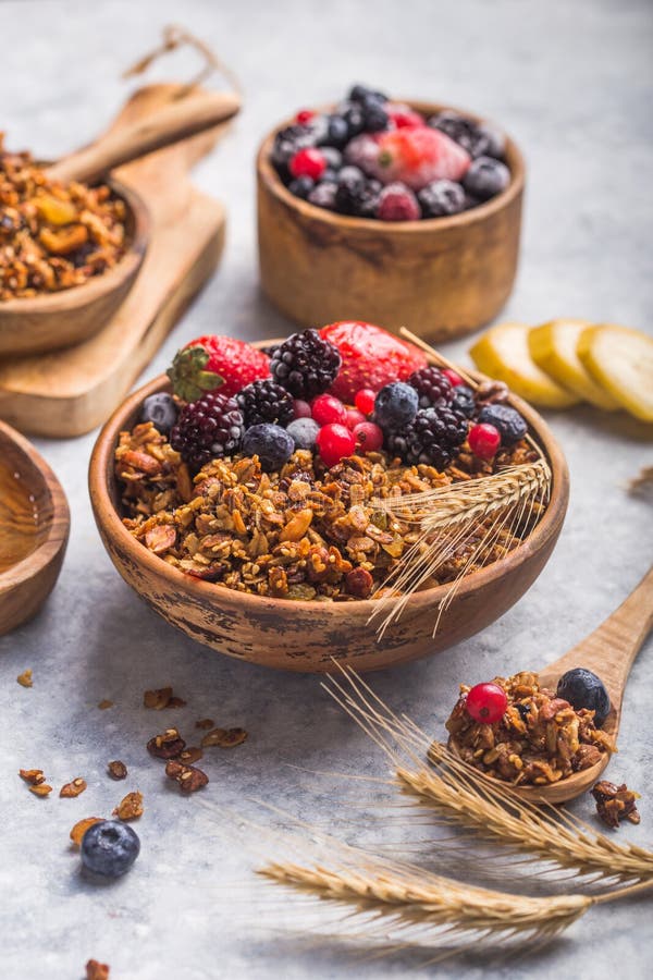 Morning Granola, Fruits, Berries in kom op grijs betonnen achtergrond Gezonde ontbijtgranen Begrip van een gezonde diëet royalty-vrije stock afbeeldingen Morning Granola, Fruits, Berries in kom op grijs betonnen achtergrond Gezonde ontbijtgranen Begrip van een gezonde diëet royalty-vrije stock afbeeldingen