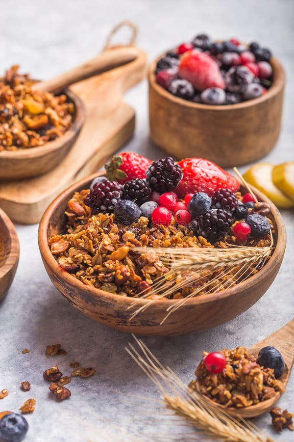 Morning Granola, Fruits, Berries in kom op grijs betonnen achtergrond Gezonde ontbijtgranen Begrip van een gezonde diëet stock fotografie Morning Granola, Fruits, Berries in kom op grijs betonnen achtergrond Gezonde ontbijtgranen Begrip van een gezonde diëet stock fotografie