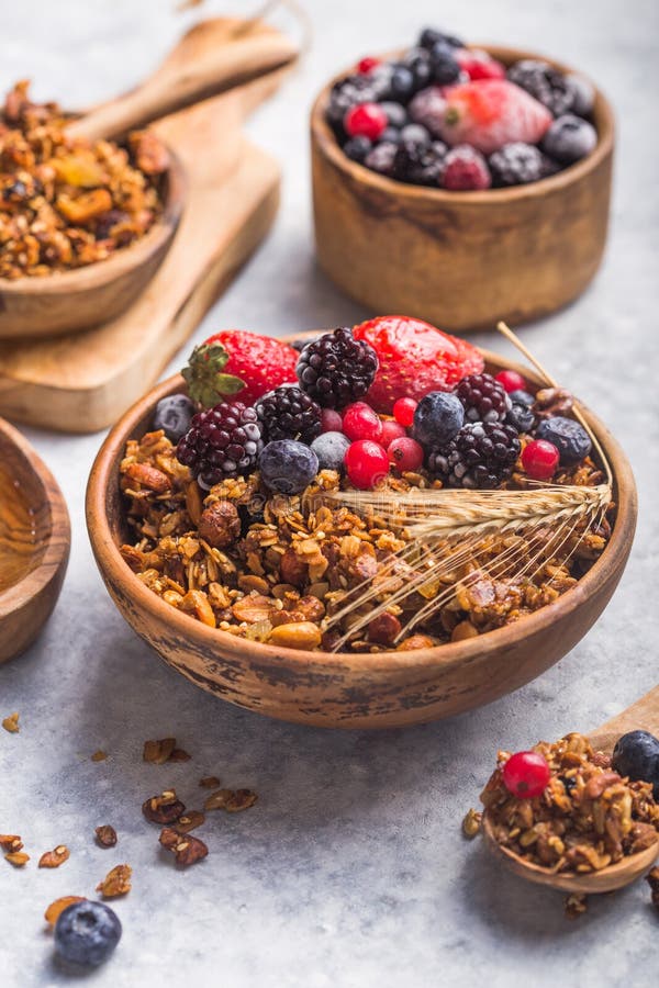 Morning Granola, Fruits, Berries in kom op grijs betonnen achtergrond Gezonde ontbijtgranen Begrip van een gezonde diëet stock afbeelding Morning Granola, Fruits, Berries in kom op grijs betonnen achtergrond Gezonde ontbijtgranen Begrip van een gezonde diëet stock afbeelding