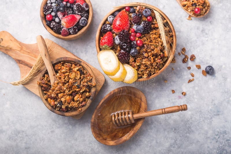 Morning Granola, Fruits, Berries in kom op grijs betonnen achtergrond Gezonde ontbijtgranen Begrip van een gezonde diëet royalty-vrije stock afbeeldingen Morning Granola, Fruits, Berries in kom op grijs betonnen achtergrond Gezonde ontbijtgranen Begrip van een gezonde diëet royalty-vrije stock afbeeldingen