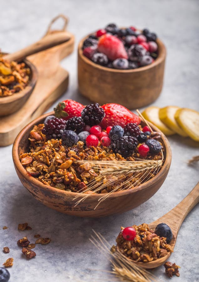 Morning Granola, Fruits, Berries in kom op grijs betonnen achtergrond Gezonde ontbijtgranen Begrip van een gezonde diëet stock fotografie Morning Granola, Fruits, Berries in kom op grijs betonnen achtergrond Gezonde ontbijtgranen Begrip van een gezonde diëet stock fotografie