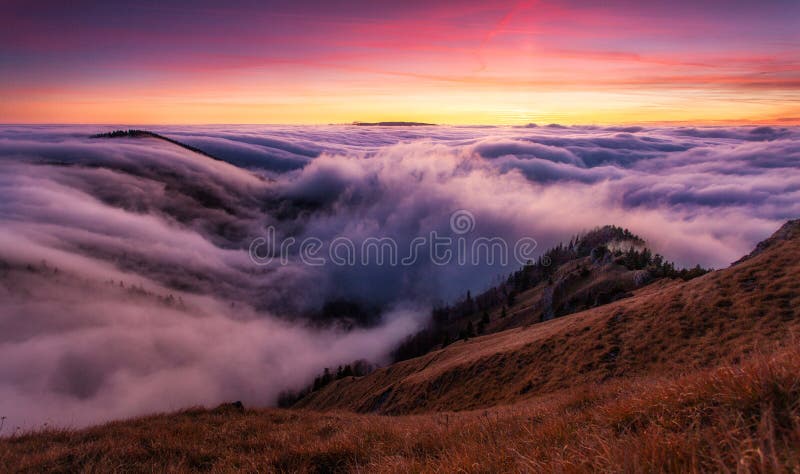 Ranní sluneční panorama, krásné nadýchané mraky a les na hoře Suchý na Slovensku, Malá Fatra