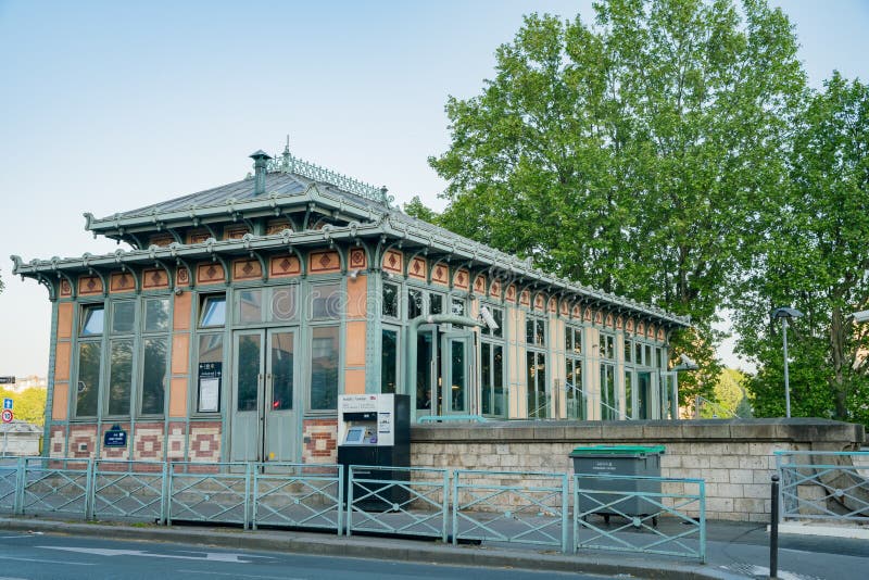 champs de mars tour eiffel station