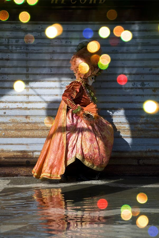 Una mujer Vestido carnaval camina través de silencioso inundado calles de en manana amanecer.