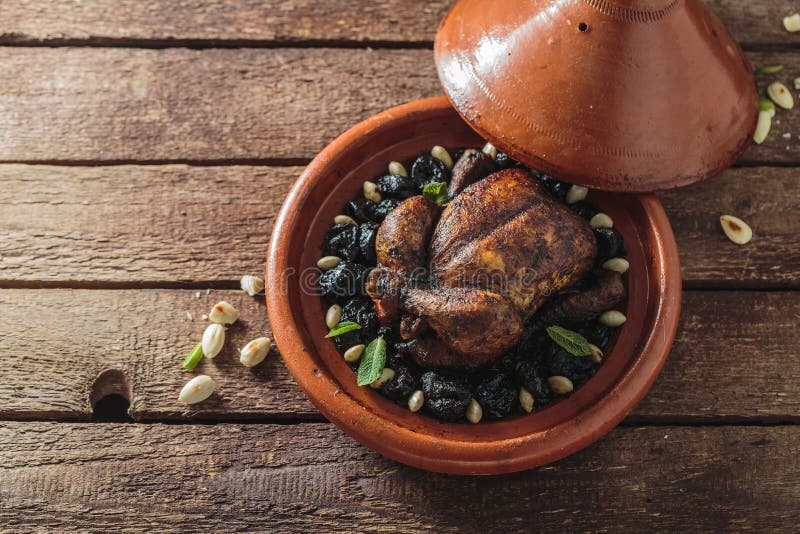 Morocacn-Nahrung, Tajine Des Huhns Und Pflaumen, Kopienraum Stockfoto ...