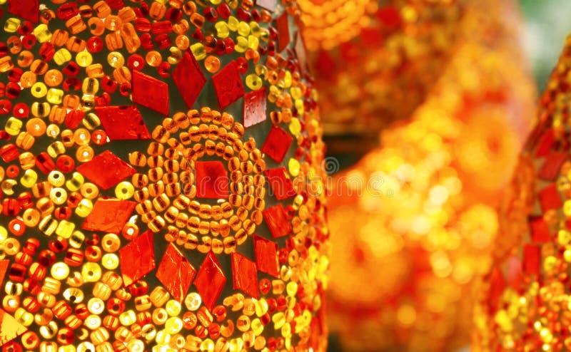 Zblízka složité světelné mozaiky vzor na krásném Marockém stylu visí lucerny.