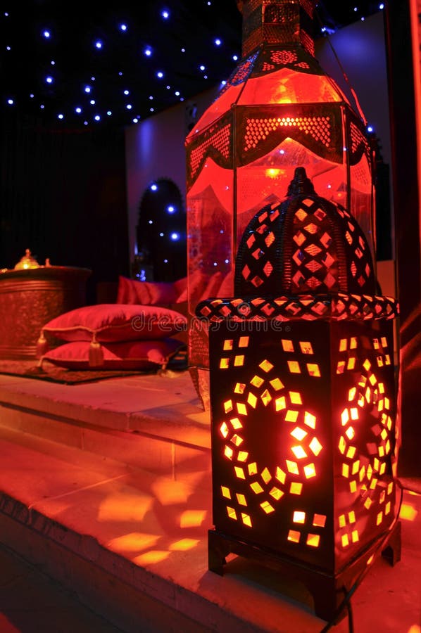 Marocké Lucerny odhaluje krásnou okolní světlo ze svíčky uvnitř Ramadánu stanu.