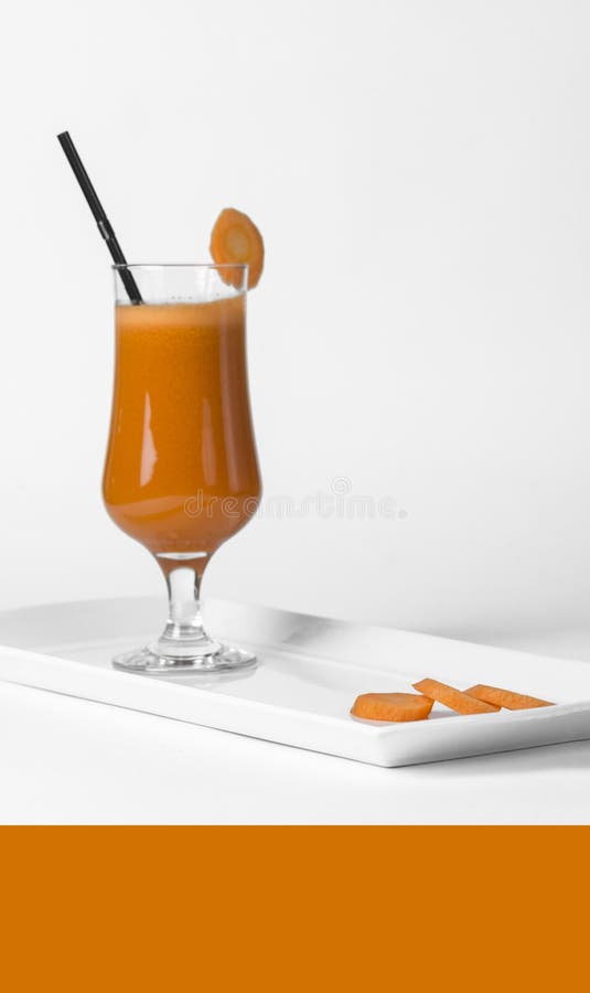 Morotsmoothie på en vit bakgrund royaltyfria bilder Morotsmoothie på en vit bakgrund royaltyfria bilder