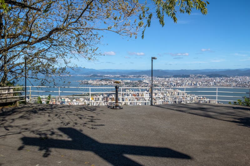 Morro DA Cruz Viewpoint und im Stadtzentrum gelegene Florianopolis-Stadtansicht - Florianopolis, Santa Catarina, Brasilien stockbild Morro DA Cruz Viewpoint und im Stadtzentrum gelegene Florianopolis-Stadtansicht - Florianopolis, Santa Catarina, Brasilien stockbild
