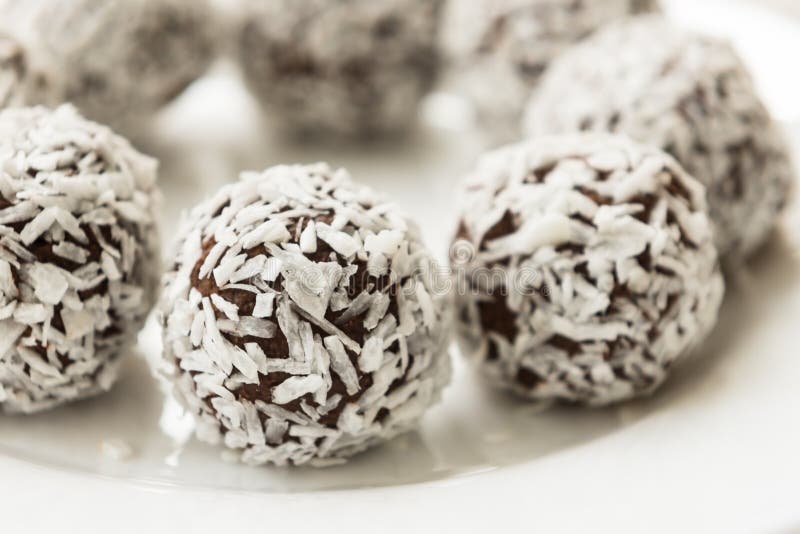 Morsi di energia del brownie della noce di cocco del cioccolato fondente fotografia stock libera da diritti Morsi di energia del brownie della noce di cocco del cioccolato fondente fotografia stock libera da diritti