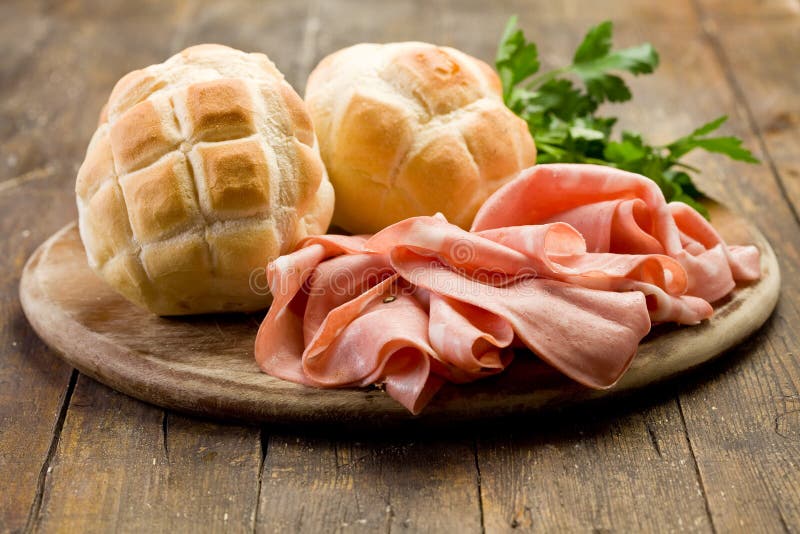 Mortadella Con Pane Sul Tagliere Fotografia Stock Immagine di