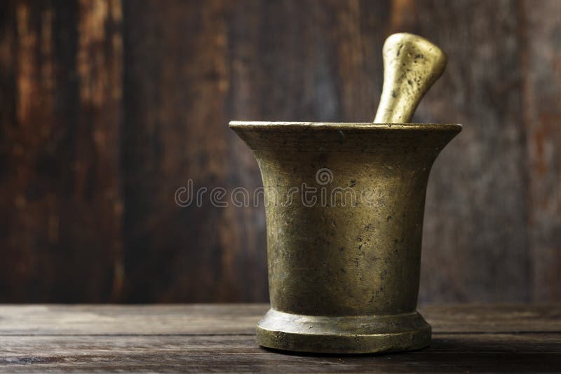 Mortaio d'ottone sulla tavola fotografia stock libera da diritti Mortaio d'ottone sulla tavola fotografia stock libera da diritti
