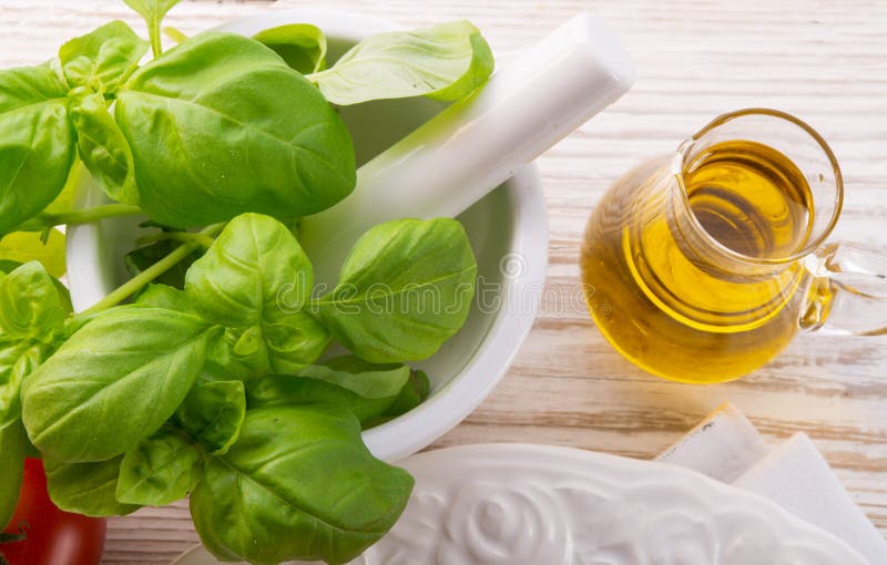 Pesto e mortaio fotografia stock. Immagine di basilico 22377570