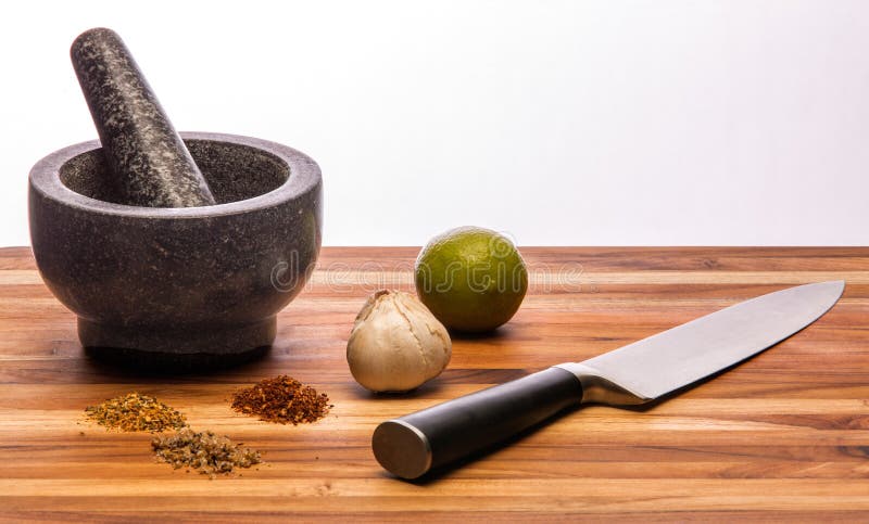 Mortaio e pestello e coltello grande fotografie stock libere da diritti