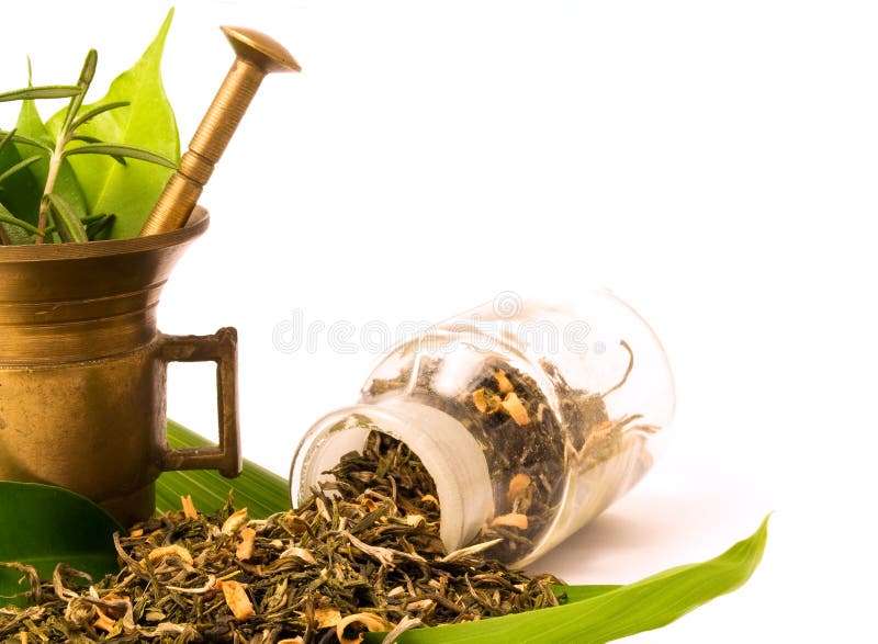 Mortier et bouteille, avec de fines herbes. photo libre de droits Mortier et bouteille, avec de fines herbes. photo libre de droits